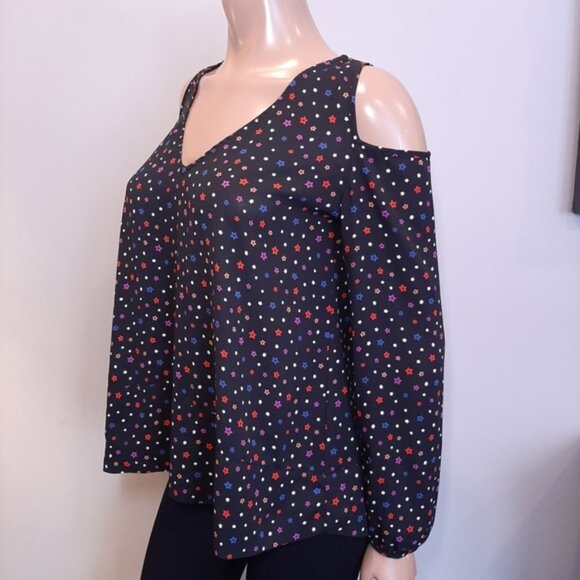 3/$20 DESIGN LAB Cold Shoulder Top Star Print Long Sleeve Black Vneck Medium - Picture 4 of 11